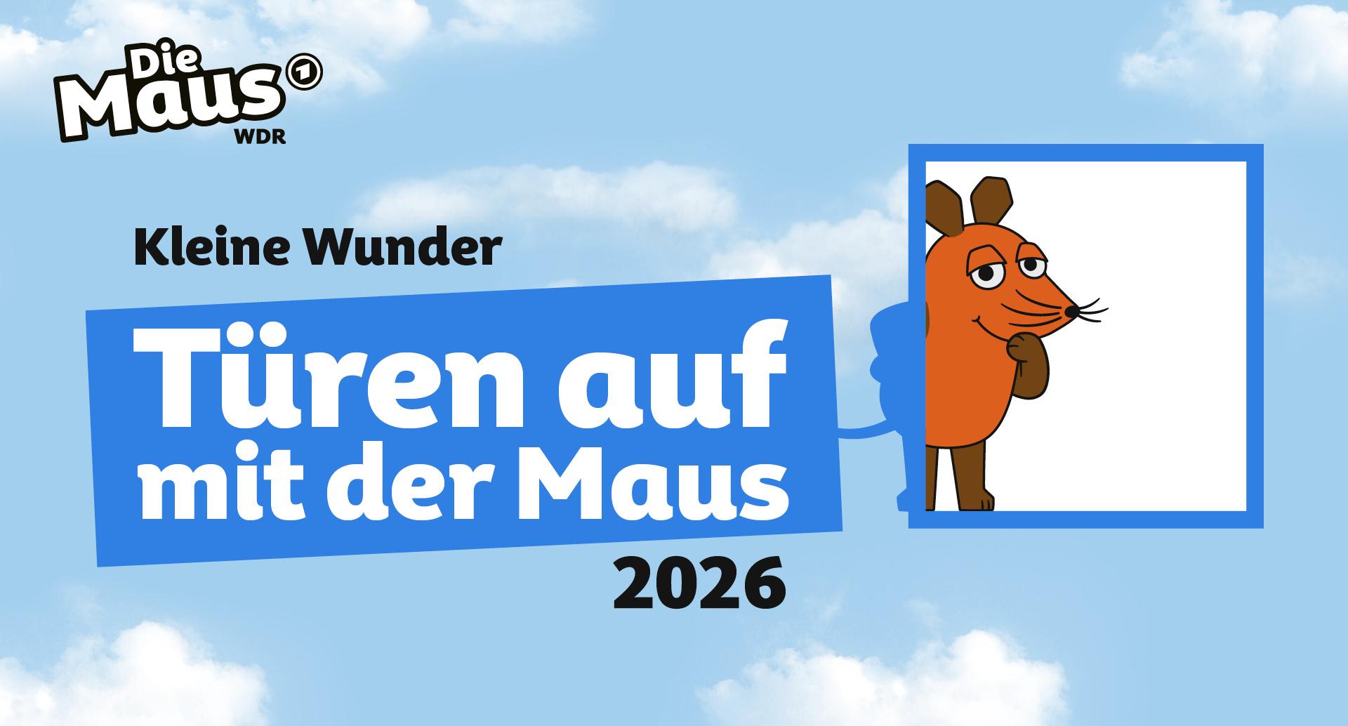 Die orangefarbene Maus blickt aus einem blauen Türrahmen vor einem Himmel mit Wolken, daneben steht in weißer Schrift auf blauem Hintergrund 'Türen auf mit der Maus 2026'