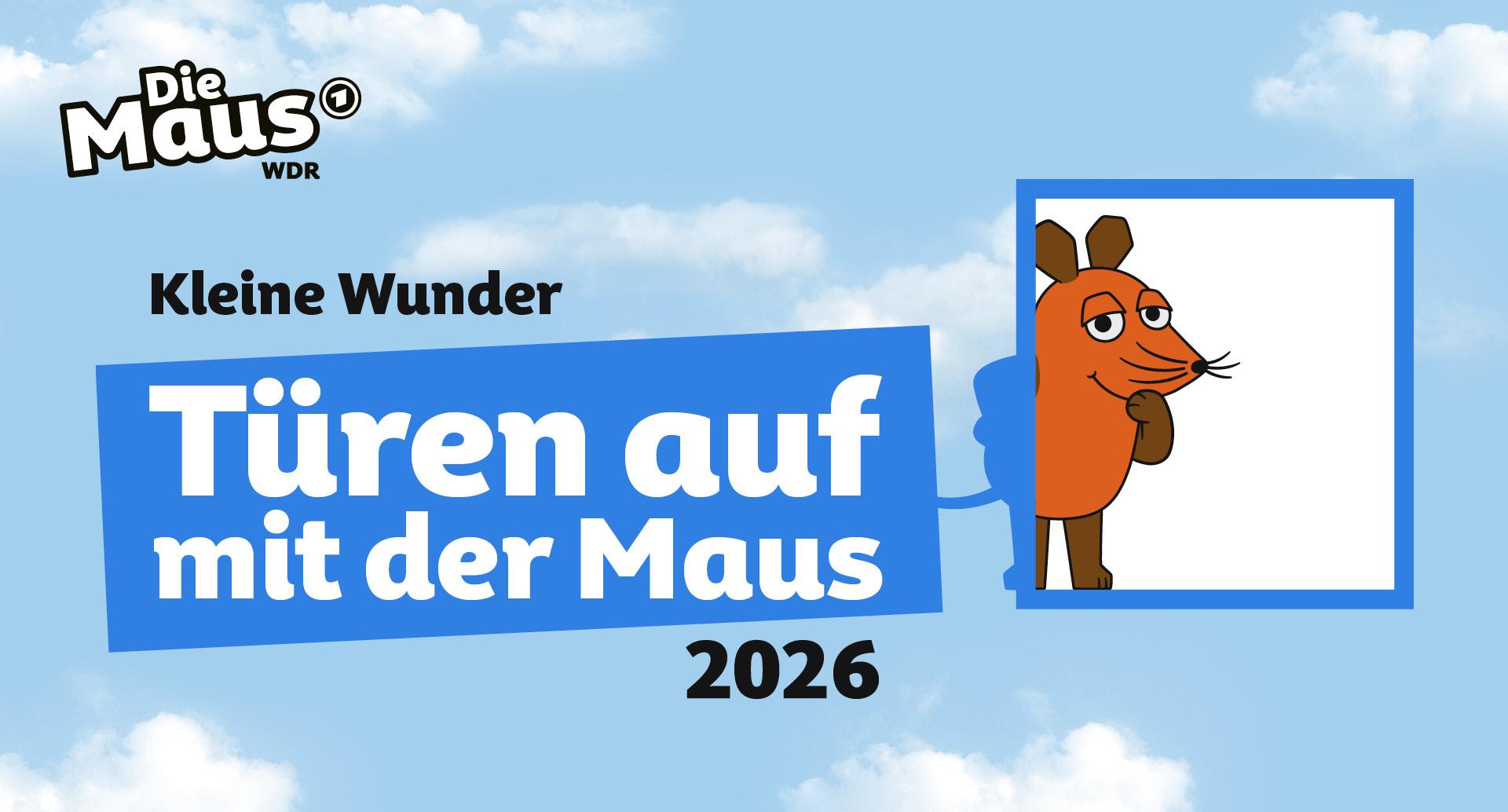 Die orangefarbene Maus blickt aus einem blauen Türrahmen vor einem Himmel mit Wolken, daneben steht in weißer Schrift auf blauem Hintergrund 'Türen auf mit der Maus 2026'