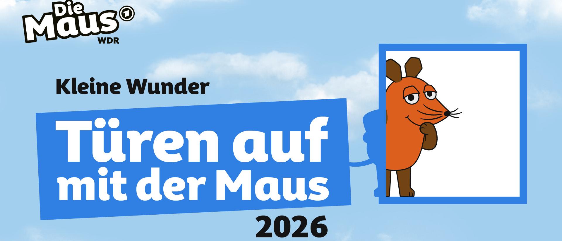 Die orangefarbene Maus blickt aus einem blauen Türrahmen vor einem Himmel mit Wolken, daneben steht in weißer Schrift auf blauem Hintergrund 'Türen auf mit der Maus 2026'