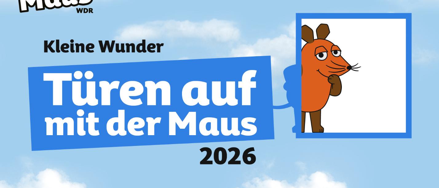 Die orangefarbene Maus blickt aus einem blauen Türrahmen vor einem Himmel mit Wolken, daneben steht in weißer Schrift auf blauem Hintergrund 'Türen auf mit der Maus 2026'