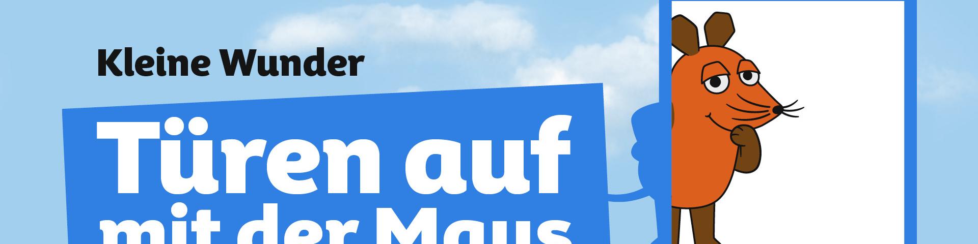 Die orangefarbene Maus blickt aus einem blauen Türrahmen vor einem Himmel mit Wolken, daneben steht in weißer Schrift auf blauem Hintergrund 'Türen auf mit der Maus 2026'