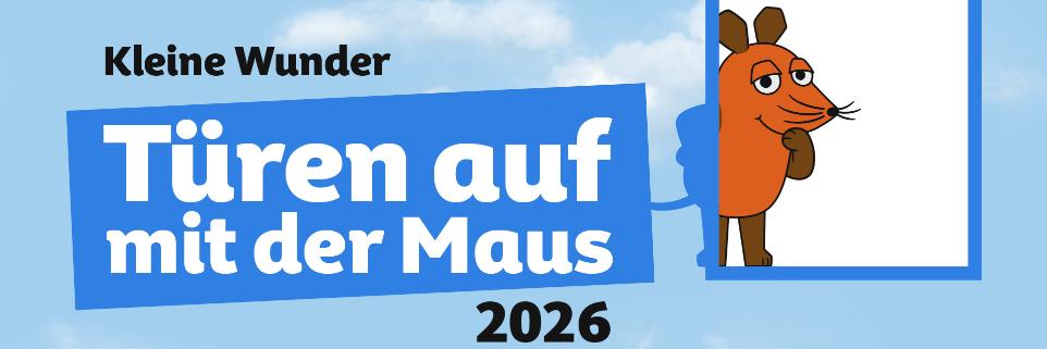 Die orangefarbene Maus blickt aus einem blauen Türrahmen vor einem Himmel mit Wolken, daneben steht in weißer Schrift auf blauem Hintergrund 'Türen auf mit der Maus 2026'