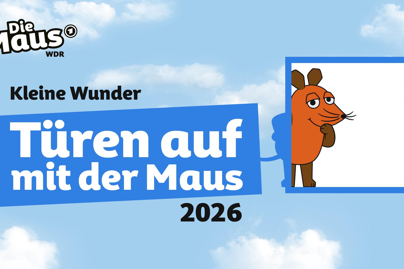Die orangefarbene Maus blickt aus einem blauen Türrahmen vor einem Himmel mit Wolken, daneben steht in weißer Schrift auf blauem Hintergrund 'Türen auf mit der Maus 2026'