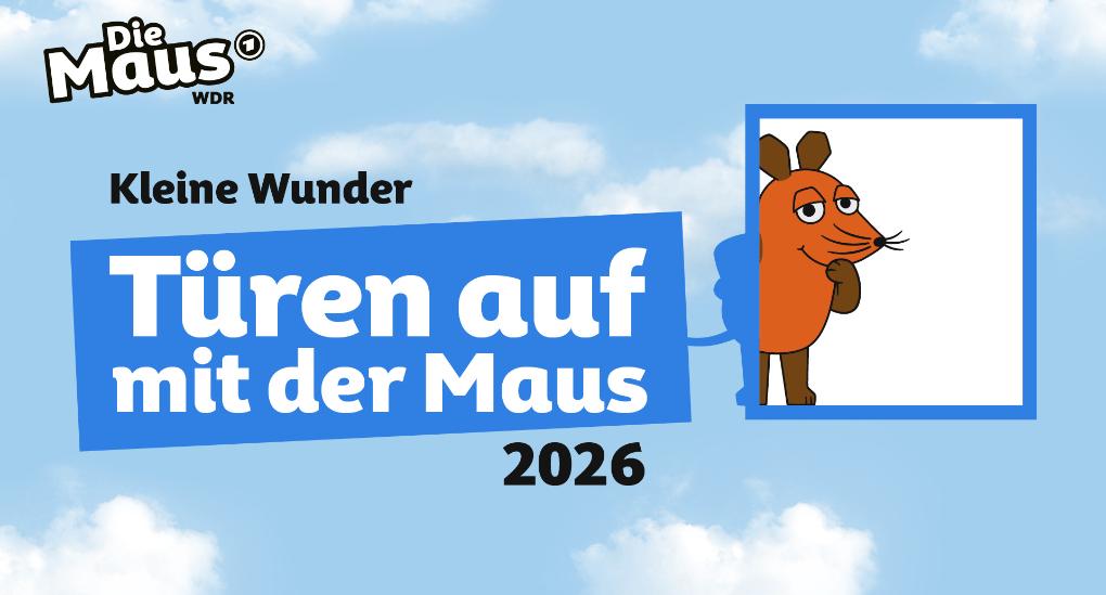 Die orangefarbene Maus blickt aus einem blauen Türrahmen vor einem Himmel mit Wolken, daneben steht in weißer Schrift auf blauem Hintergrund 'Türen auf mit der Maus 2026'