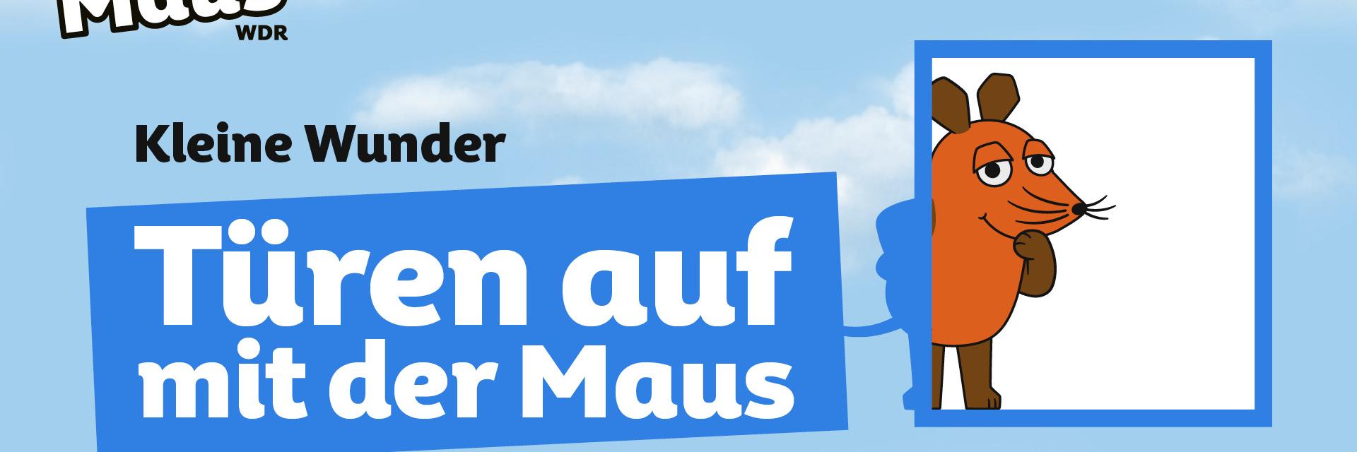 Die orangefarbene Maus blickt aus einem blauen Türrahmen vor einem Himmel mit Wolken, daneben steht in weißer Schrift auf blauem Hintergrund 'Türen auf mit der Maus 2026'